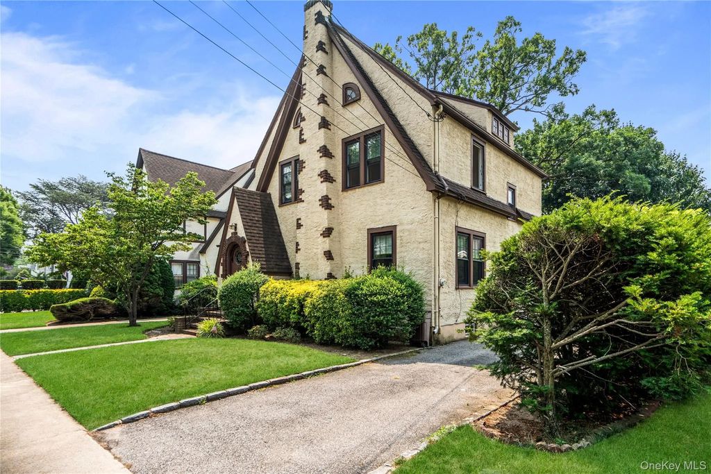 53 Coolidge Street, Malverne