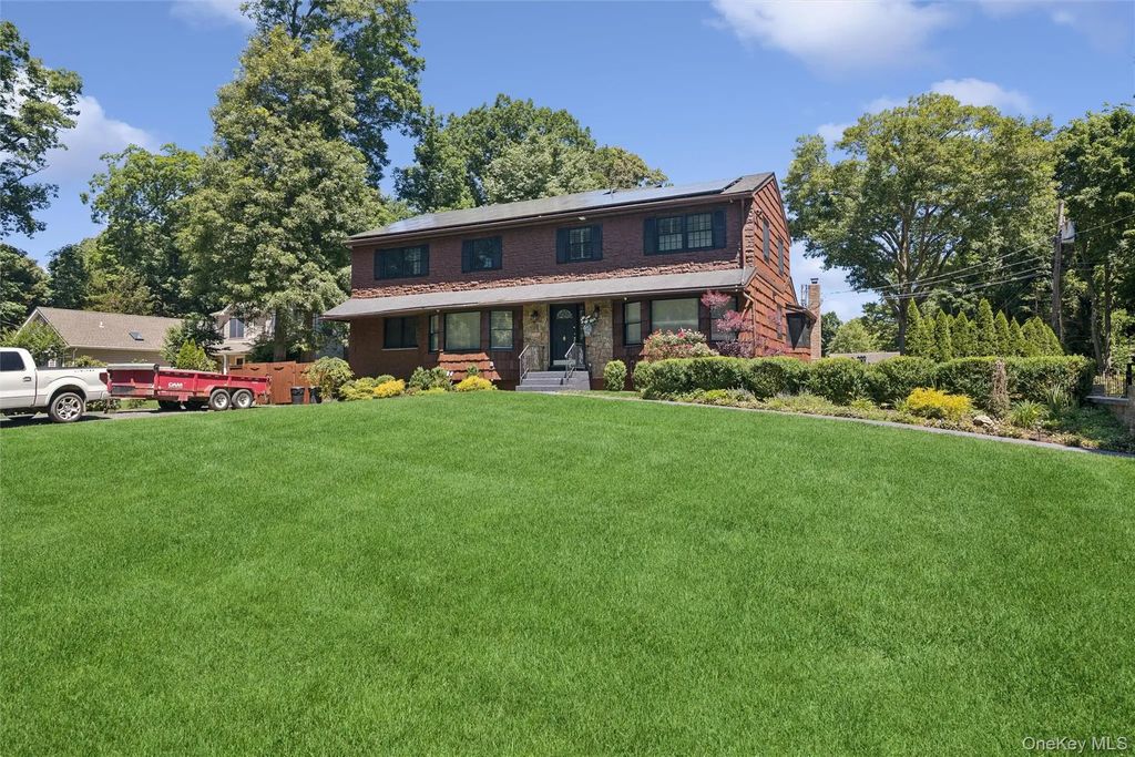 14 Loft Road, Smithtown