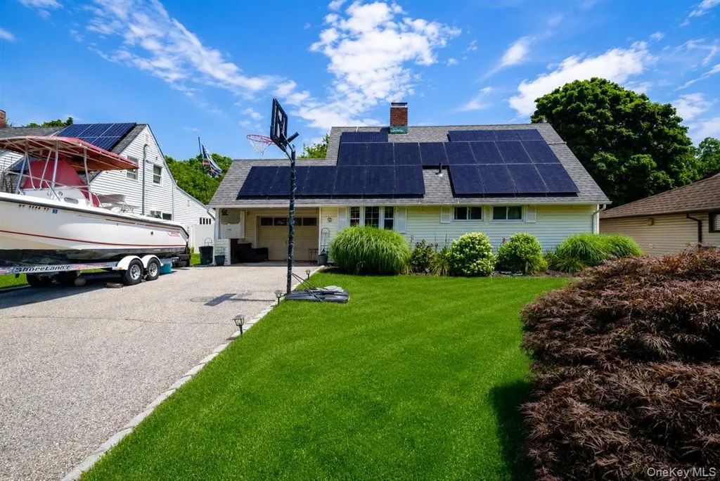 9 Skimmer Lane, Levittown