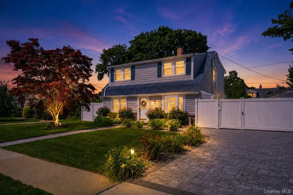 28 Crabtree Lane, Levittown