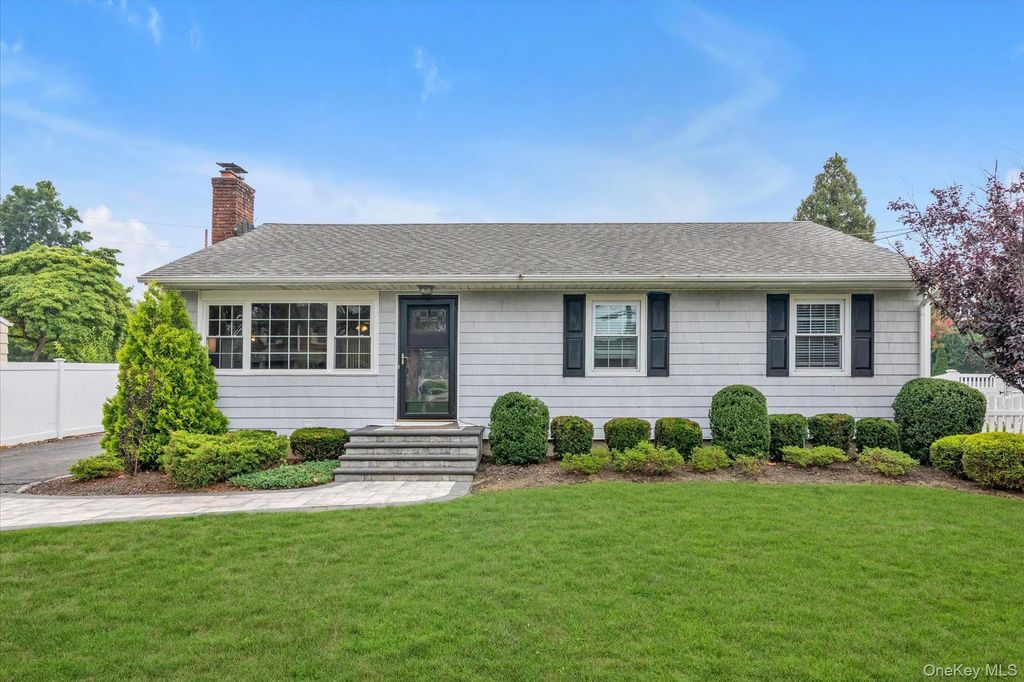 16 Verleye Avenue, East Northport