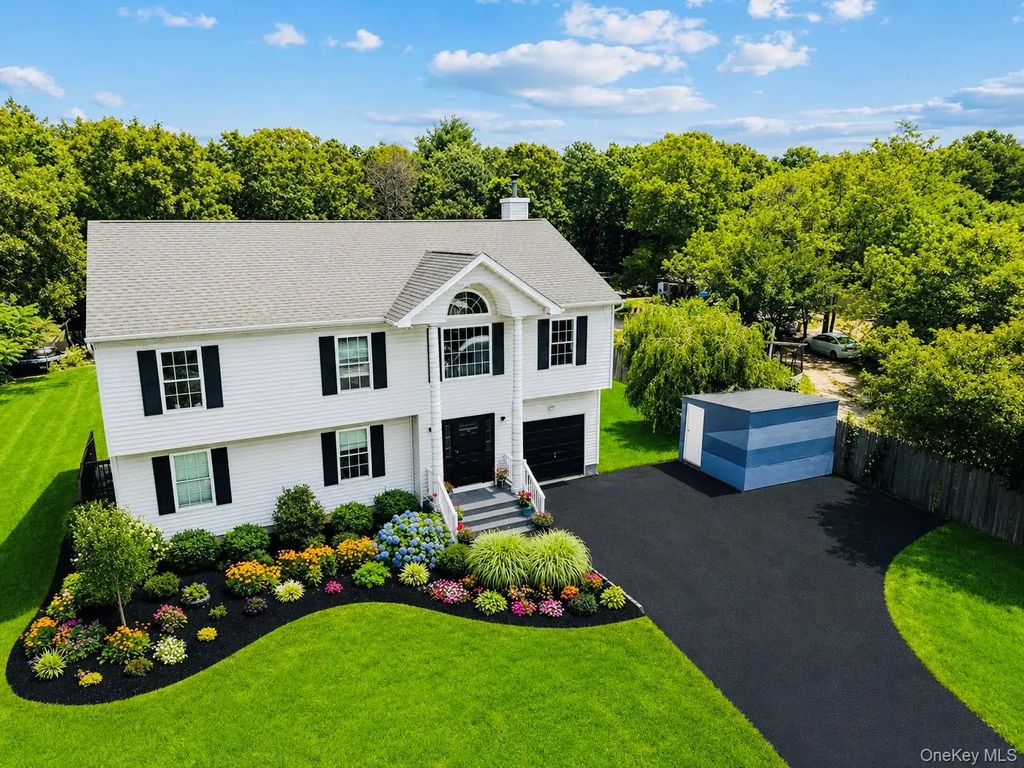 241 Middle Island Road, Medford