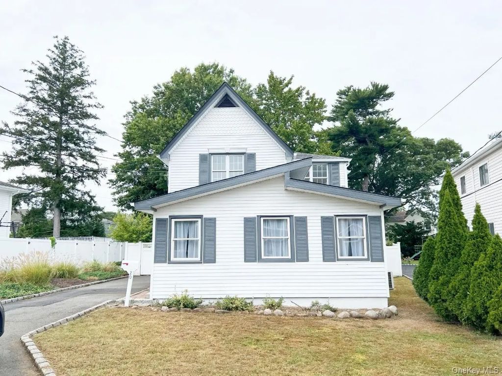 20 Walters Avenue, Syosset
