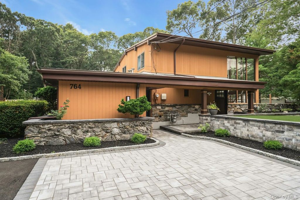 764 Vanderbilt Parkway, Dix Hills