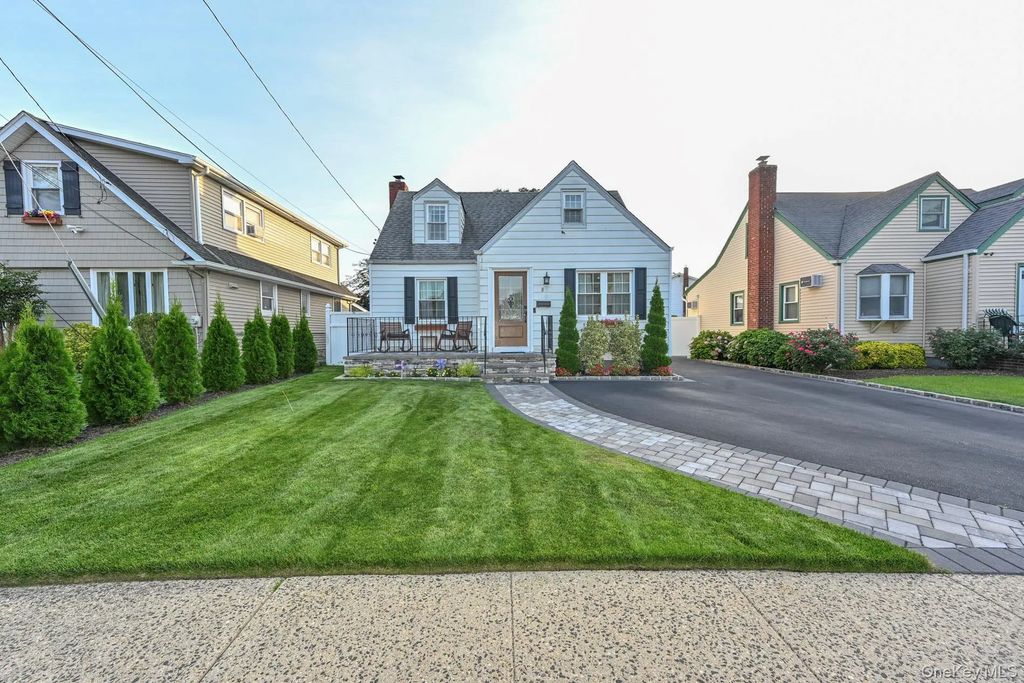 8 Garden Avenue, Carle Place