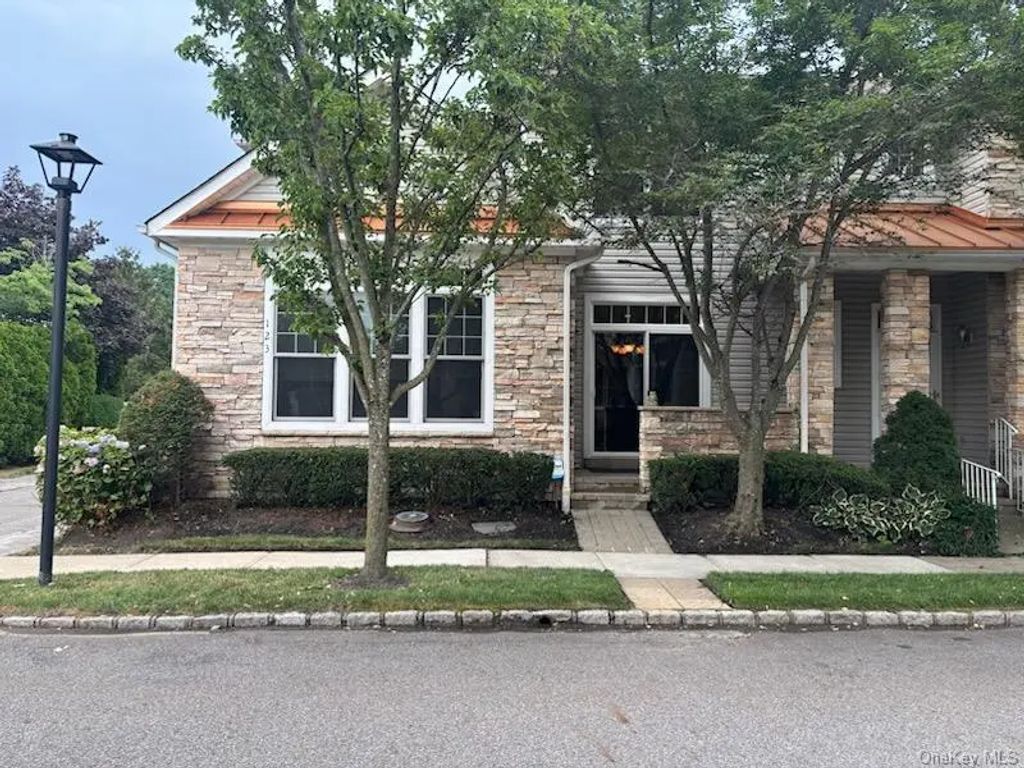123 Links Court, Port Washington