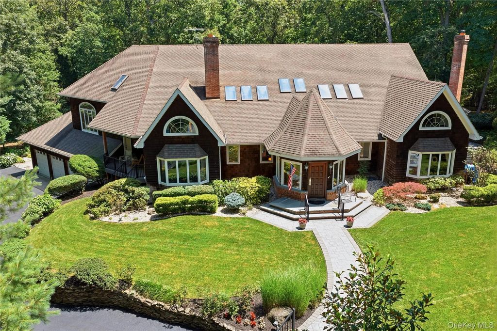 55 Meadow Glen Road, Northport
