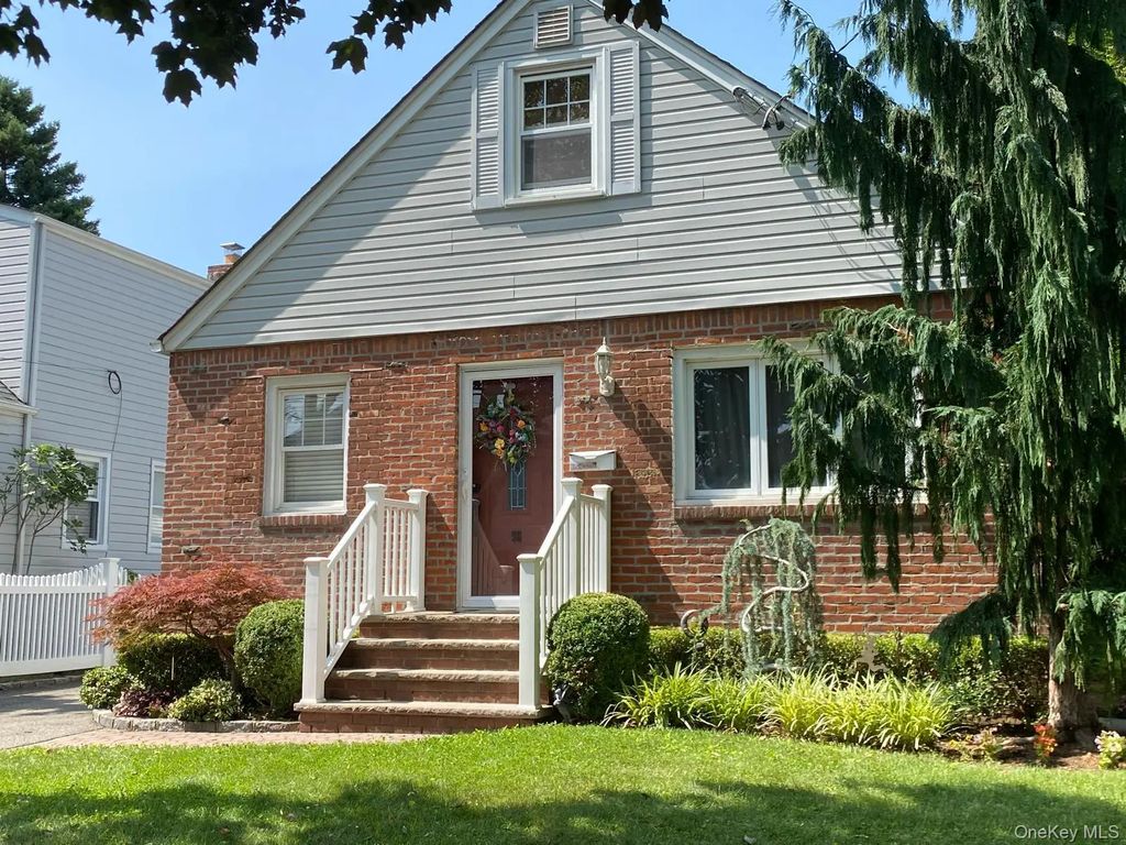 98 Albertson Place, Mineola