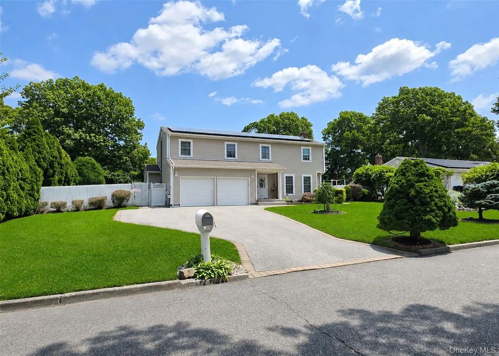 17 Carriage Lane, Centereach