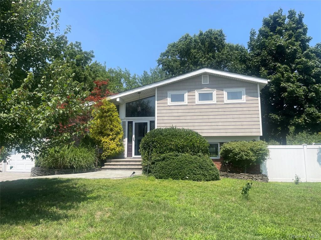 11 Sandalwood Drive, Smithtown