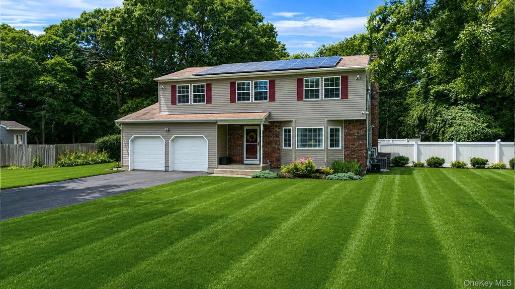 397 Lockwood Drive, Shirley