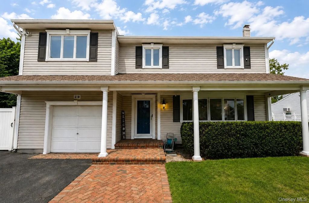 29 Sandy Hollow Drive, Smithtown