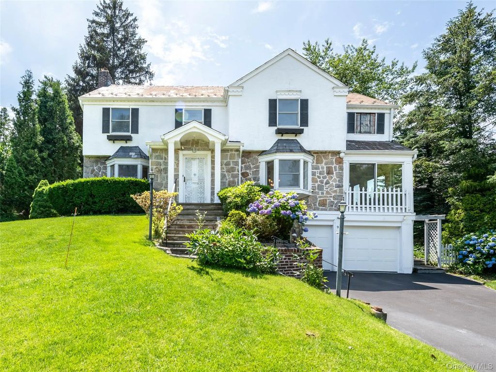 91 Pickwick Road, Manhasset