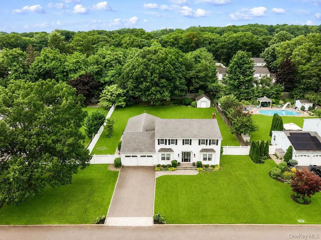 3 Warren Court, Farmingville