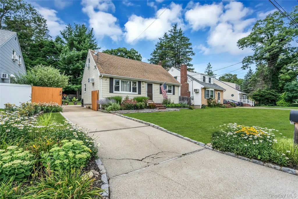 209 Iceland Drive, Huntington Station