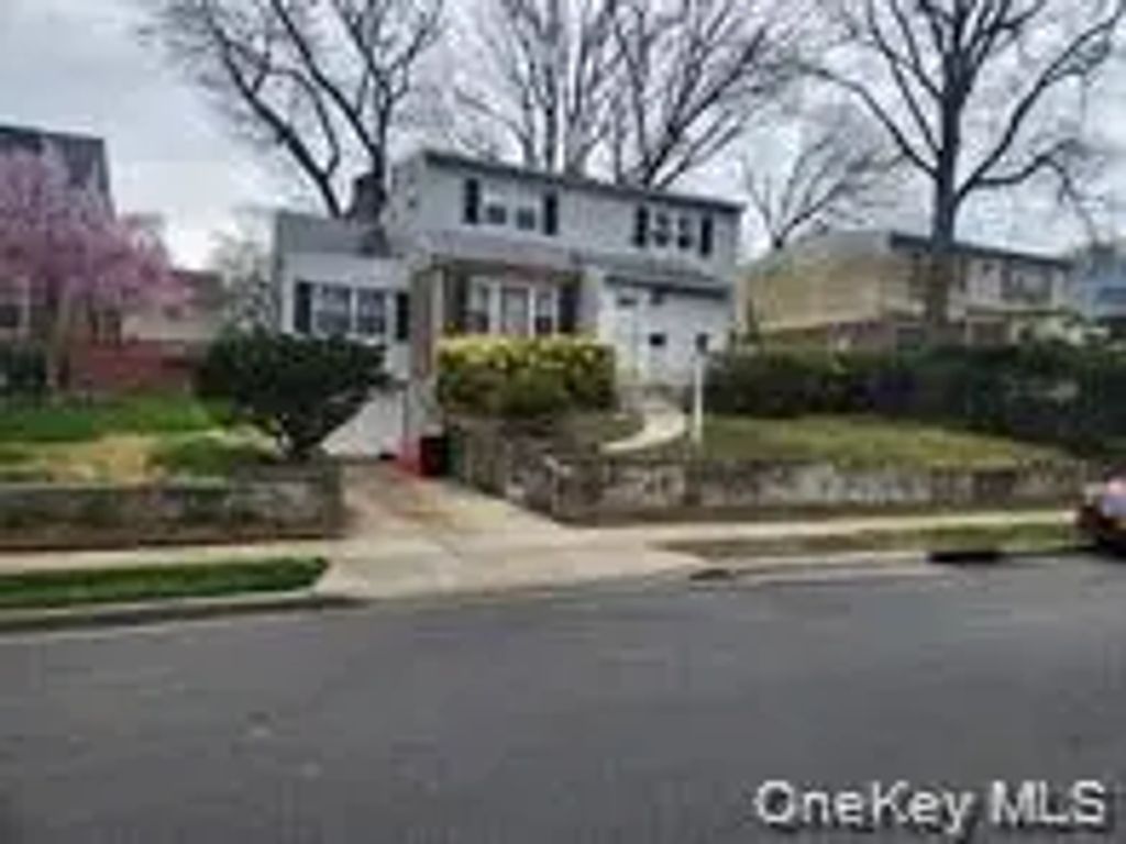 899 Cleveland Street, West Hempstead