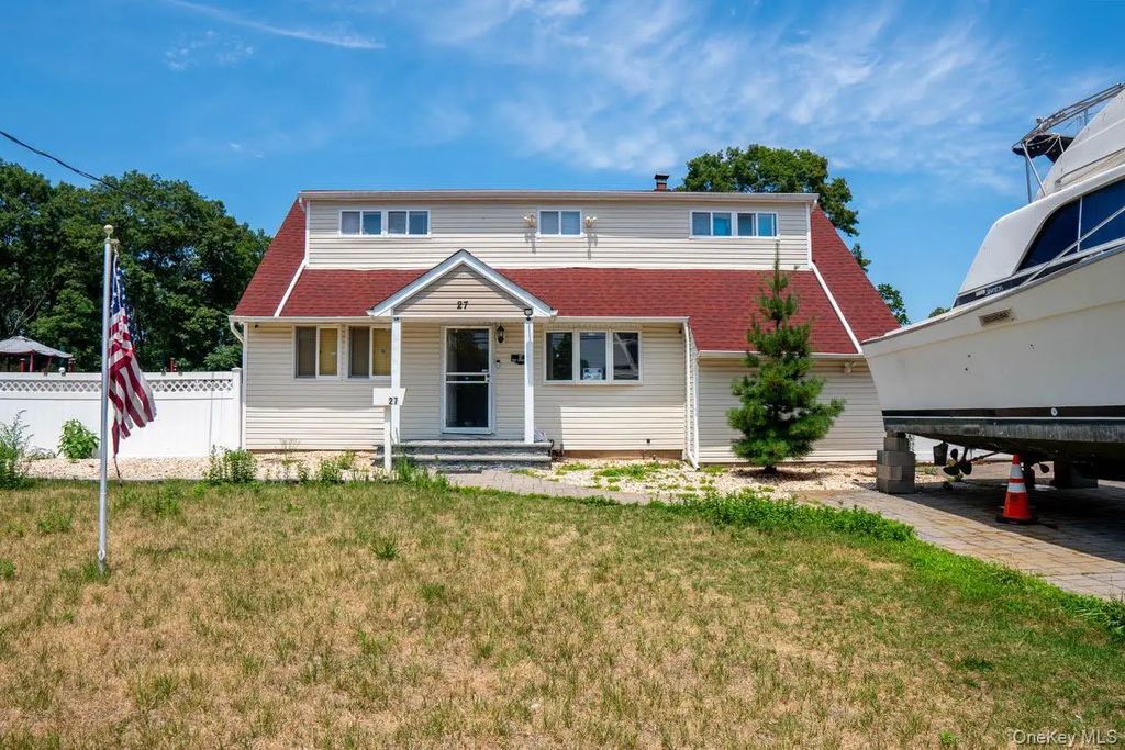 27 W Lakeland Street, Bay Shore