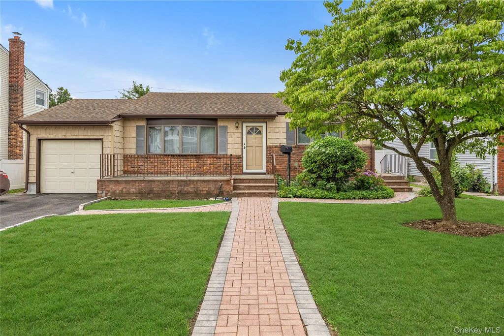29 Westbury Avenue, Plainview