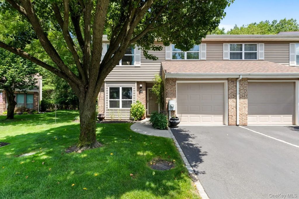 300 Pond View Lane, Smithtown