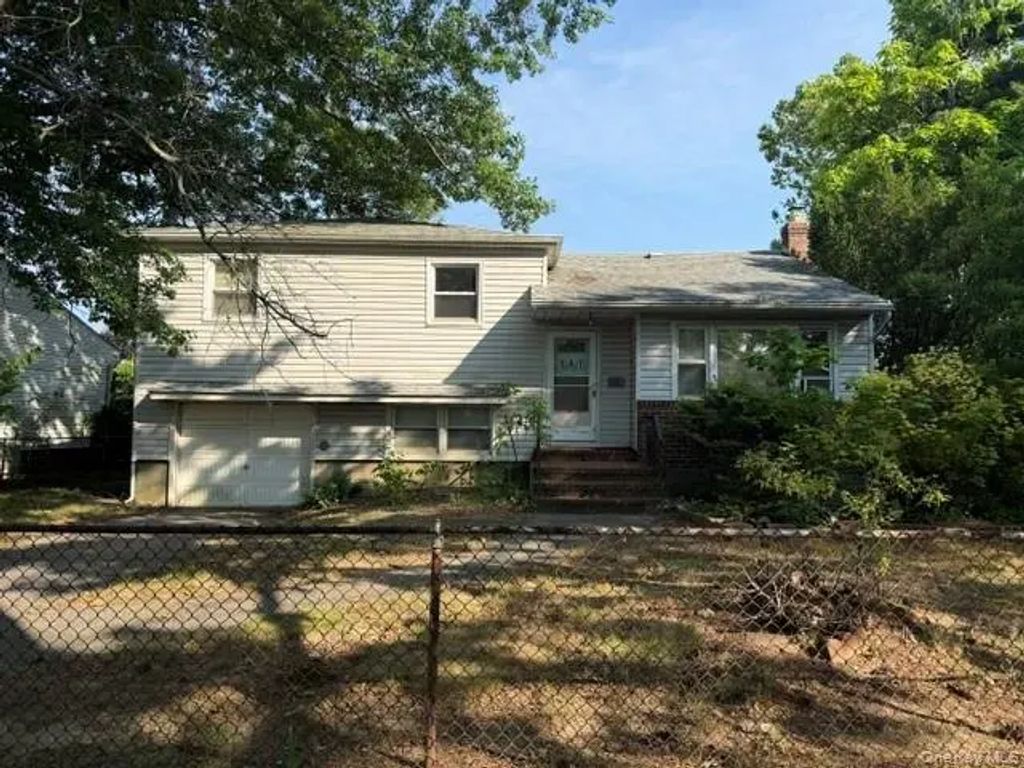 187 Thomas Powell Boulevard, Farmingdale