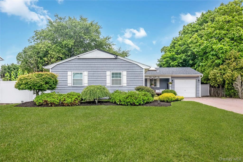 382 Greenbelt Parkway, Holtsville