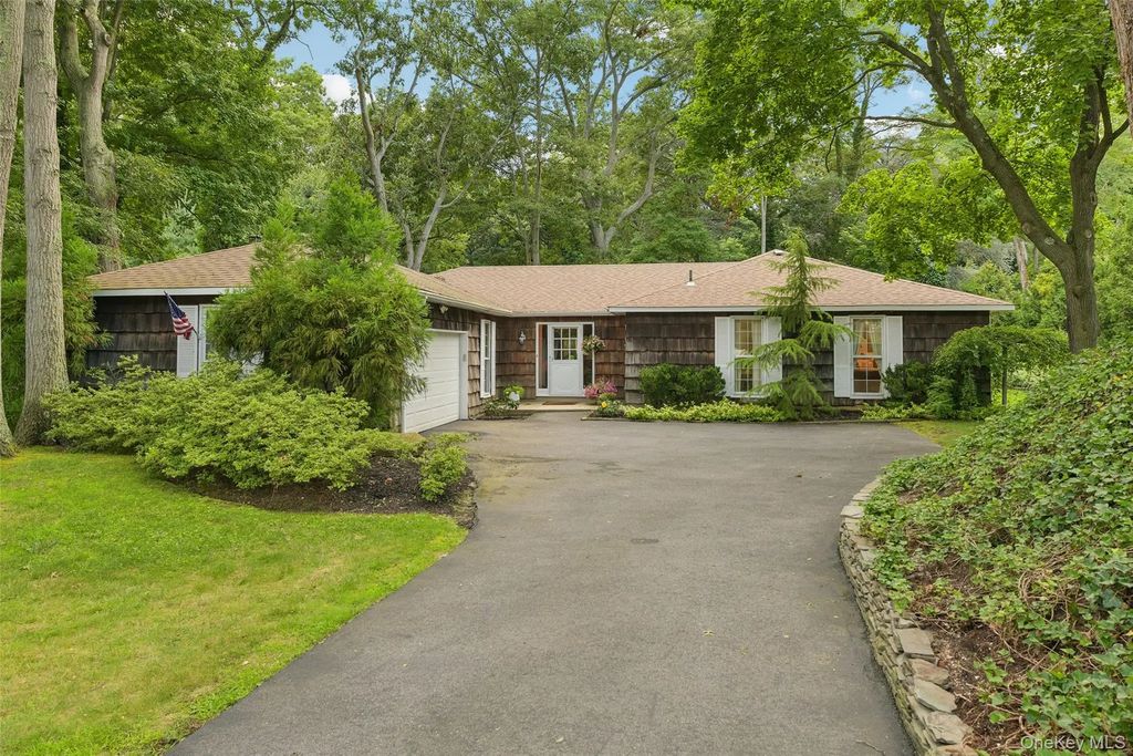 14 Mont Avenue, Dix Hills