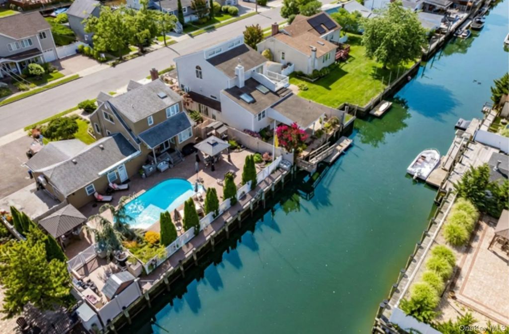 718 Farmers Avenue, Bellmore