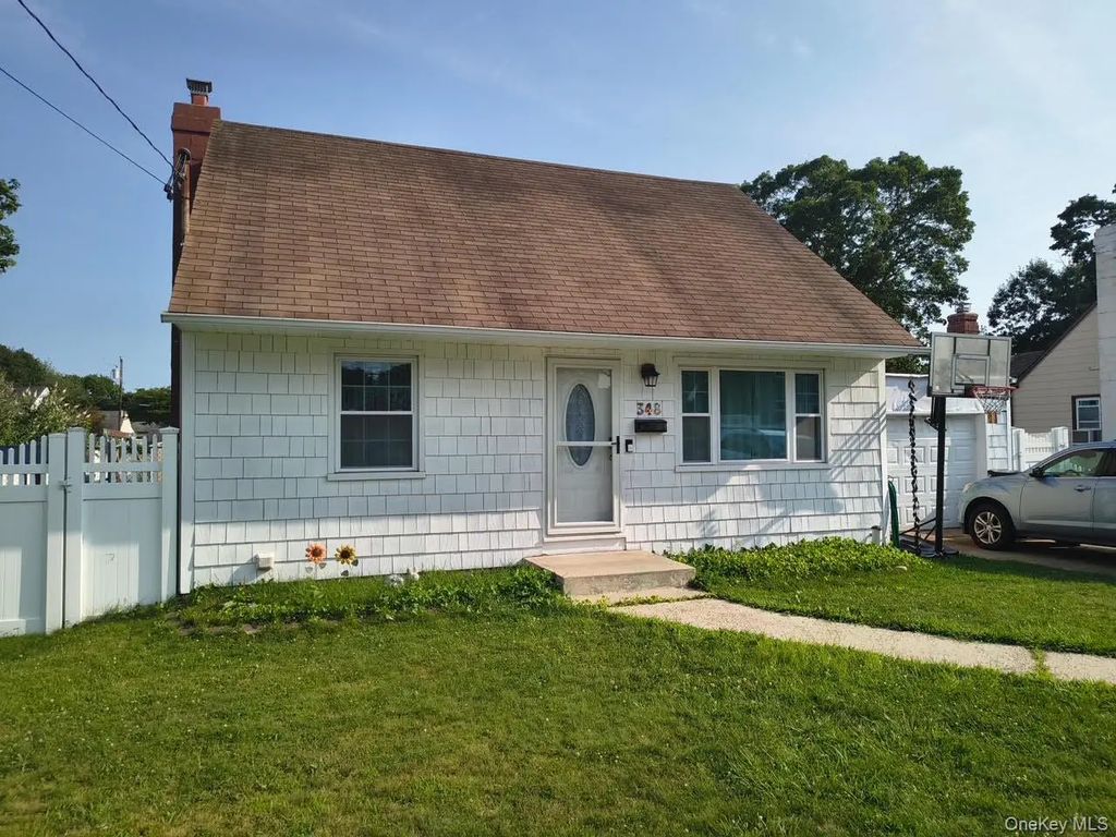 348 Kurzon Road, West Islip