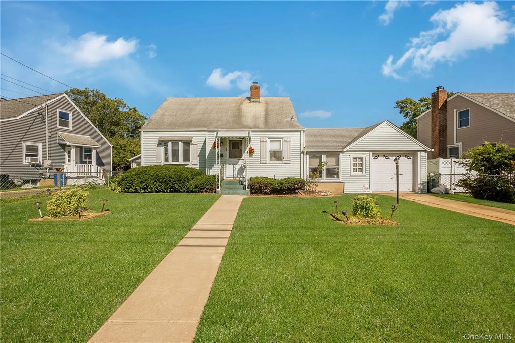 45 Birch Avenue E, Farmingdale