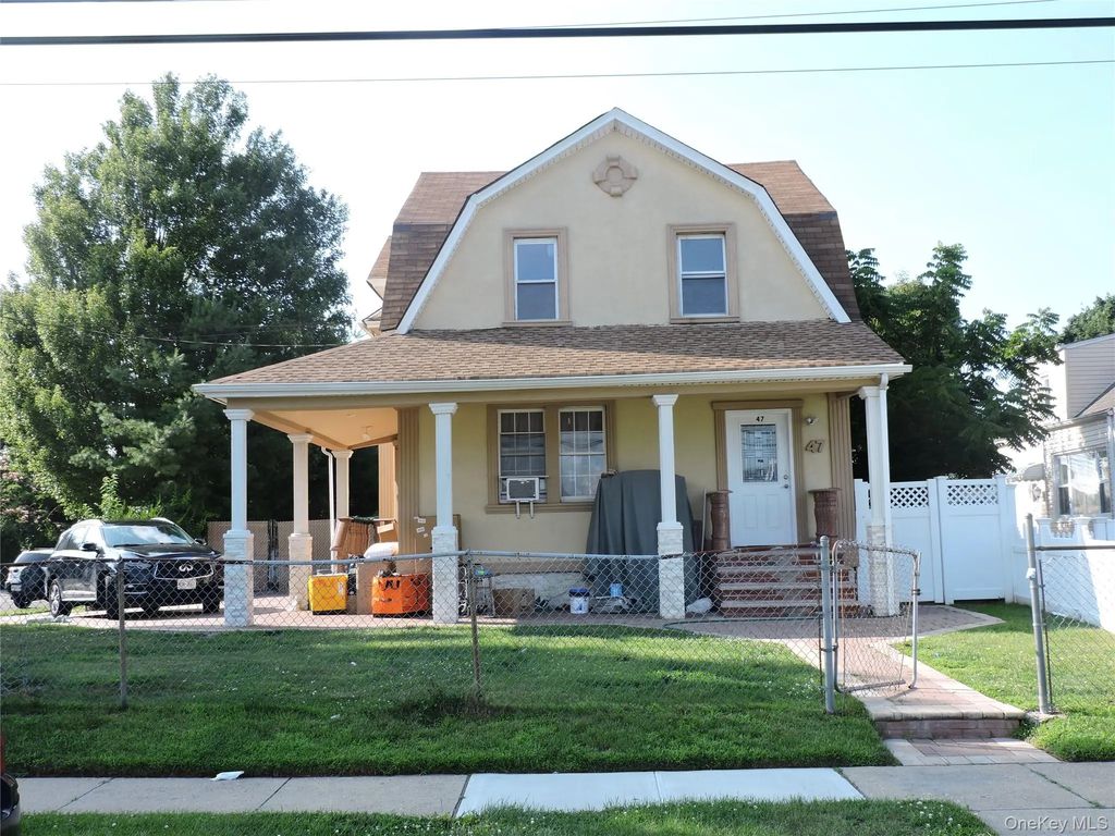 47 Hillside Avenue, Freeport