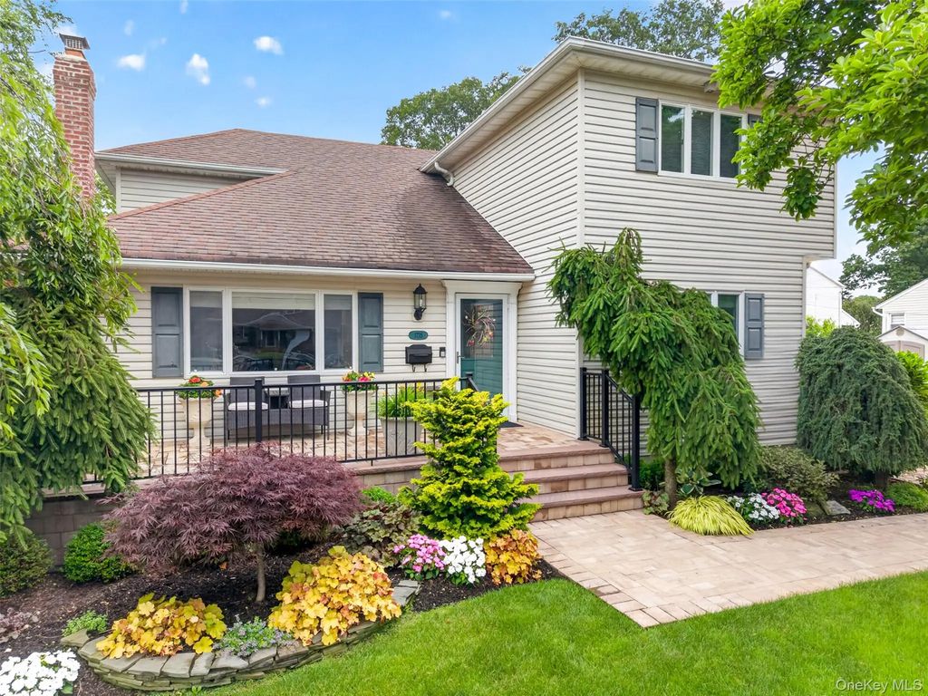 1755 Grand Avenue, Merrick
