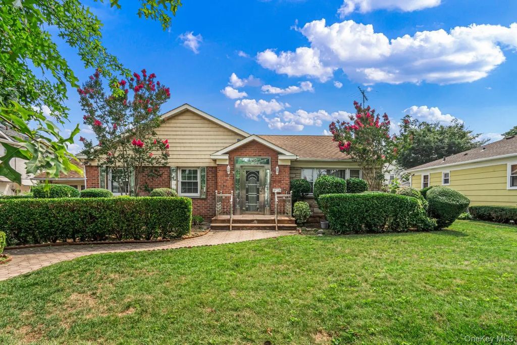 8315 264th Street, Glen Oaks