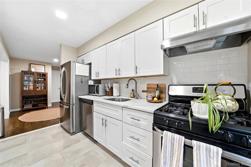 130 Church Street # 3a, Kings Park