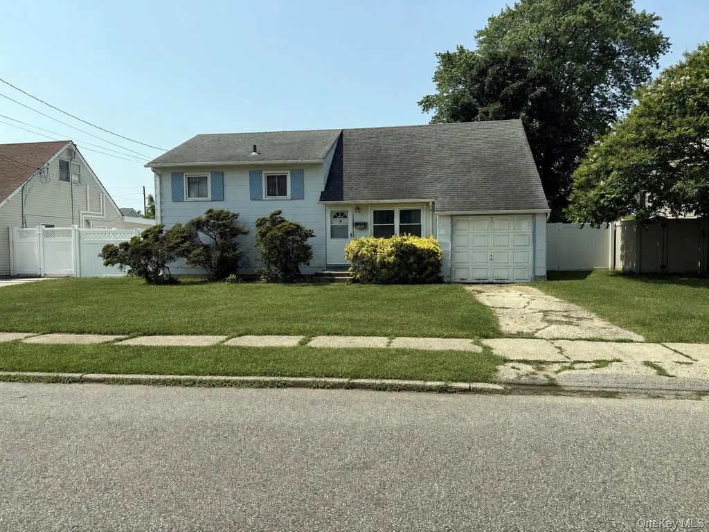 1020 N Niagara Avenue, Lindenhurst