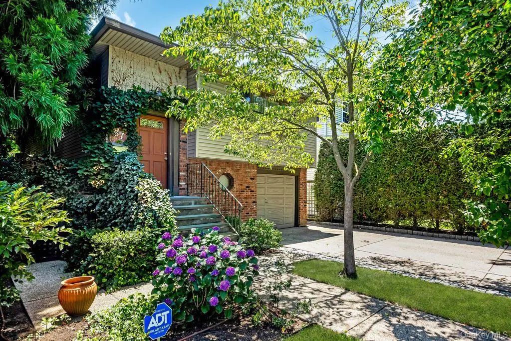 67 Cedar Place, Floral Park