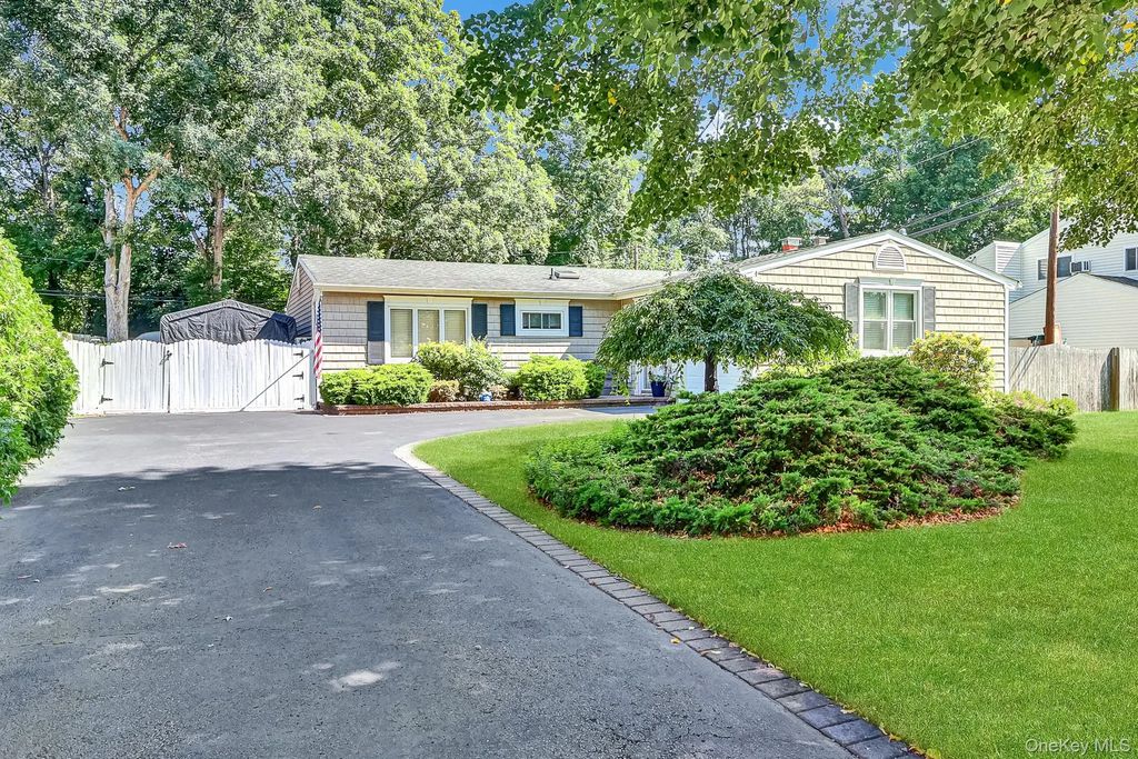 150 Shenandoah Boulevard N, Nesconset
