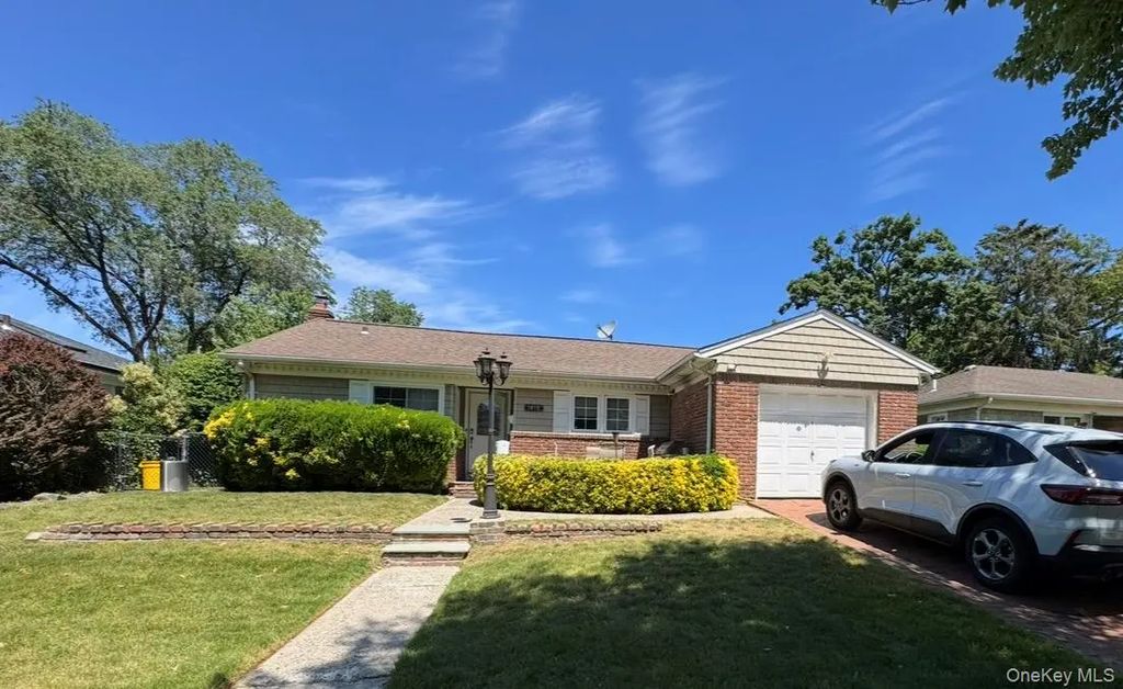 1498 Kew Avenue, Hewlett