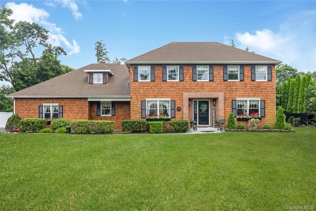 348 Middle Road, Bayport
