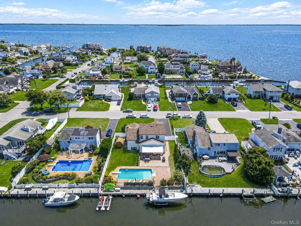 511 Devon Place, West Islip
