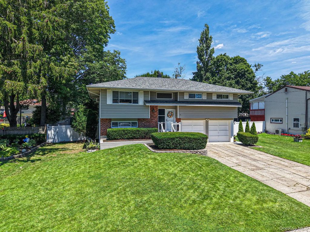 92 Rhode Island Avenue, Bay Shore