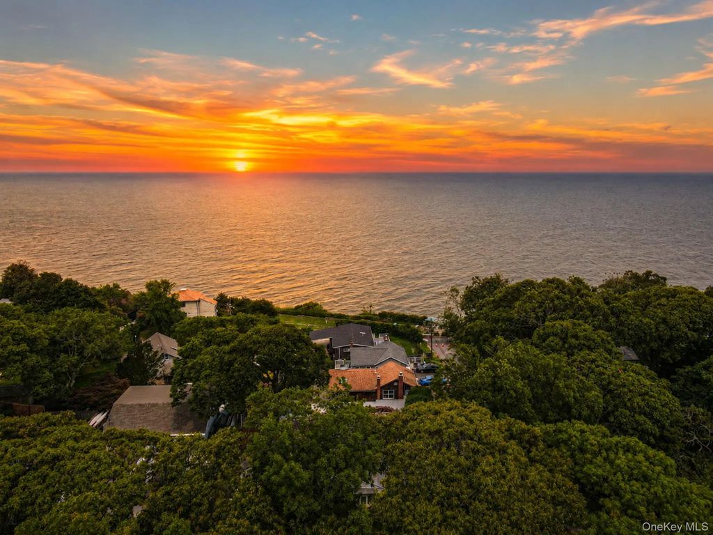 24 Thomas Road, Sound Beach