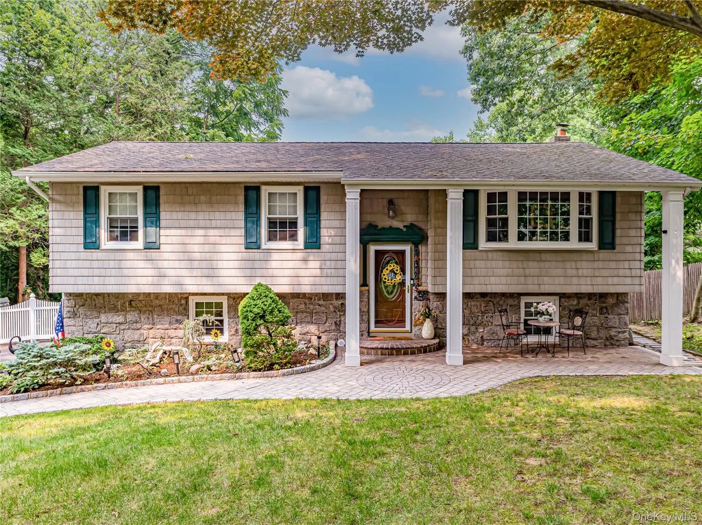 41 Oak Street, Smithtown