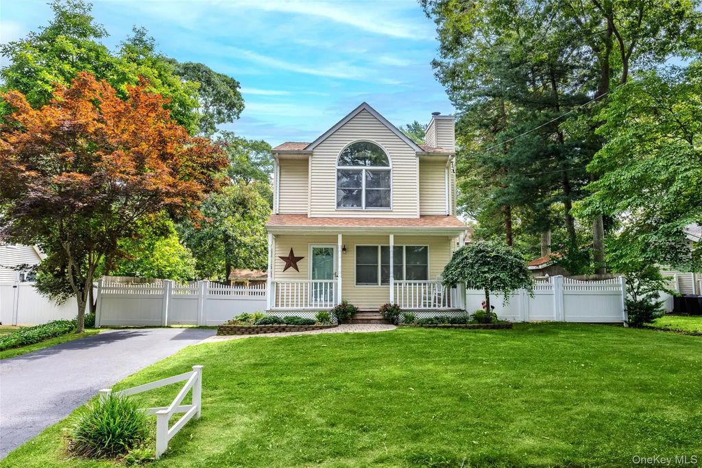 28 Roanoke Road, Sound Beach