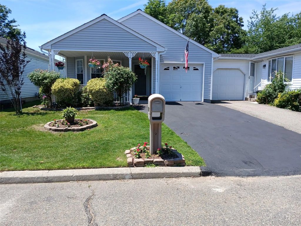 5127 Village Circle E, Manorville