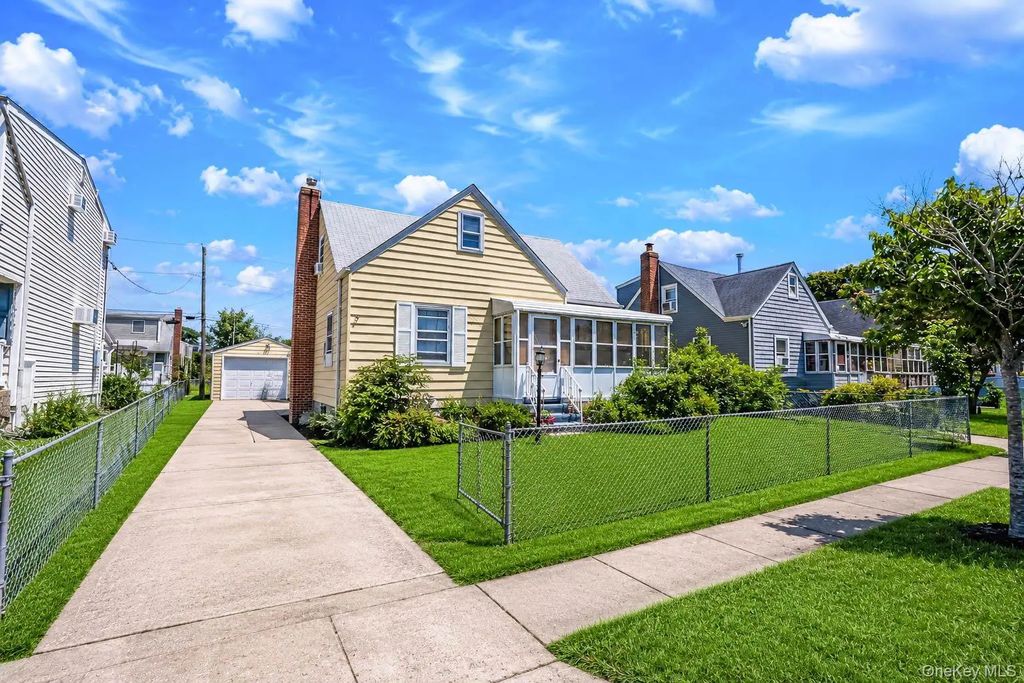 218 Venetian Boulevard, Lindenhurst