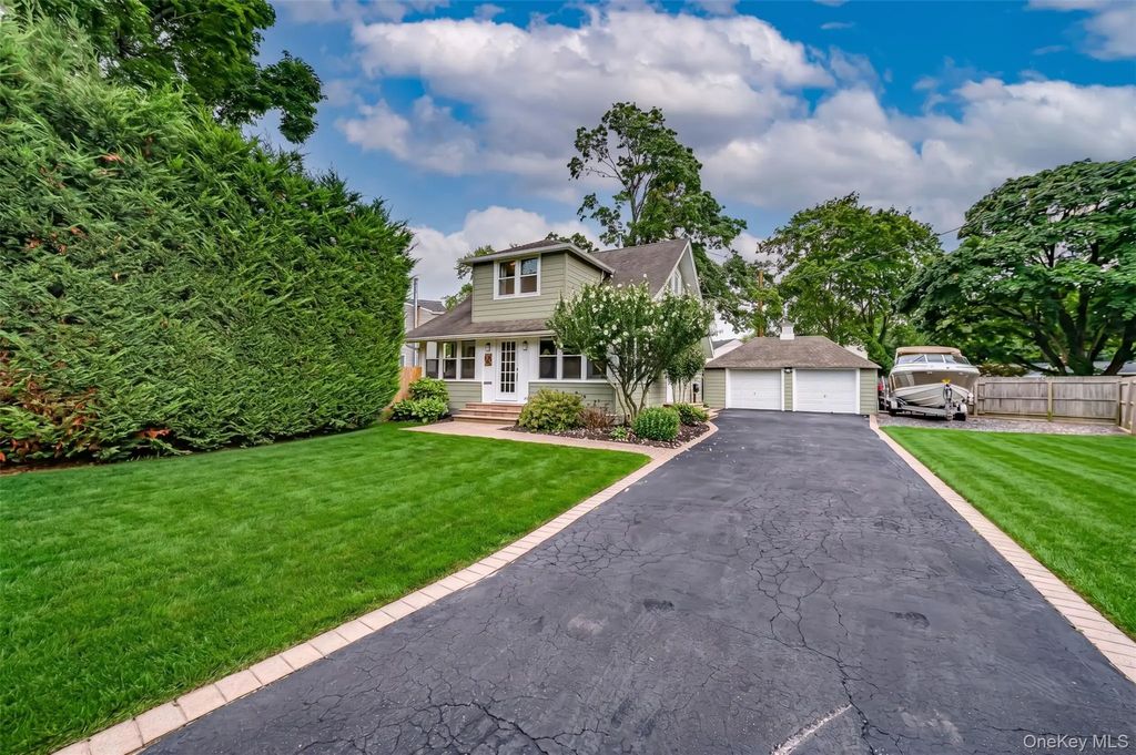 116 Railroad Avenue, Saint James