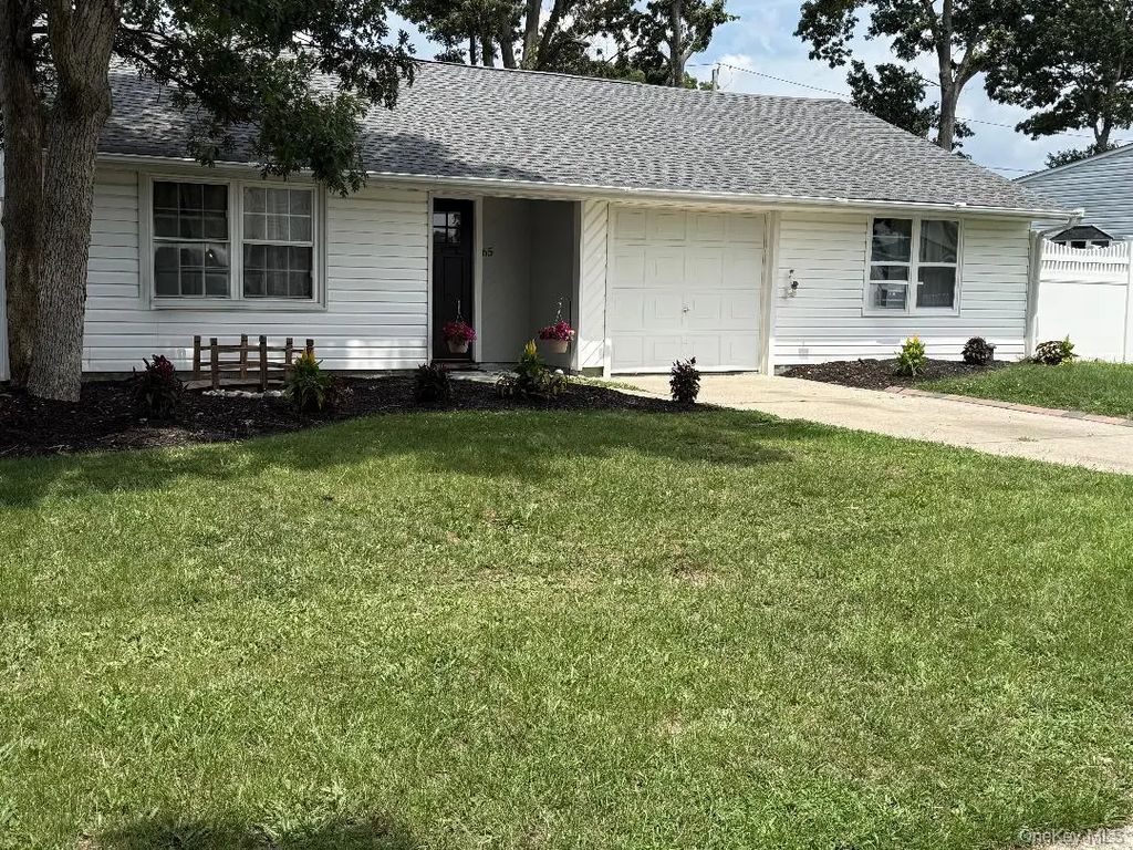 65 Biscayne Drive, Selden