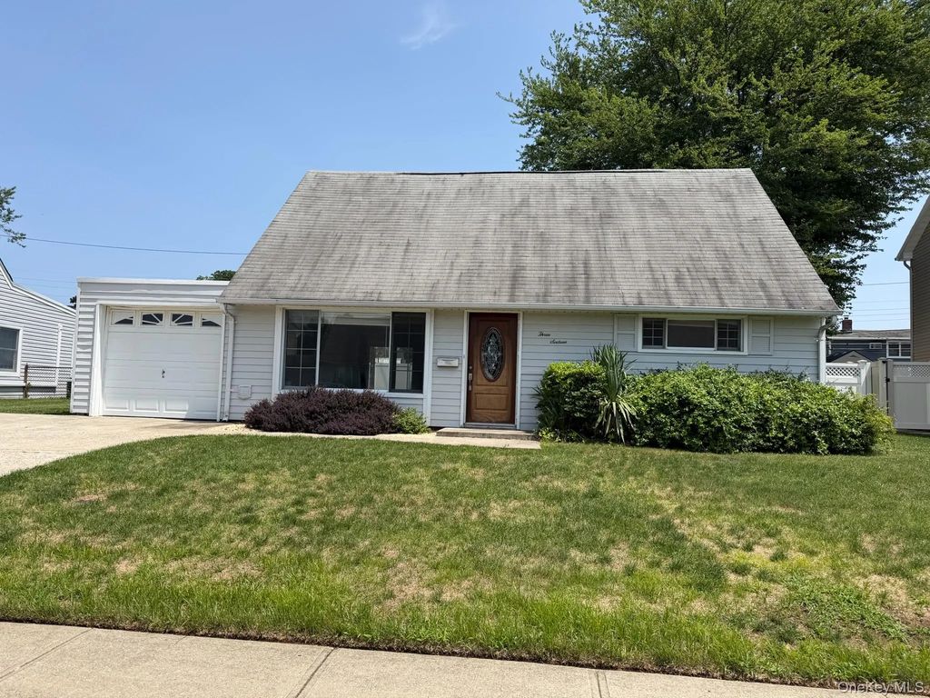 316 Fern Place, Bethpage