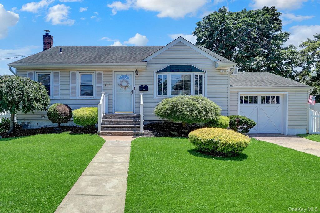 344 Tremont Road, Lindenhurst