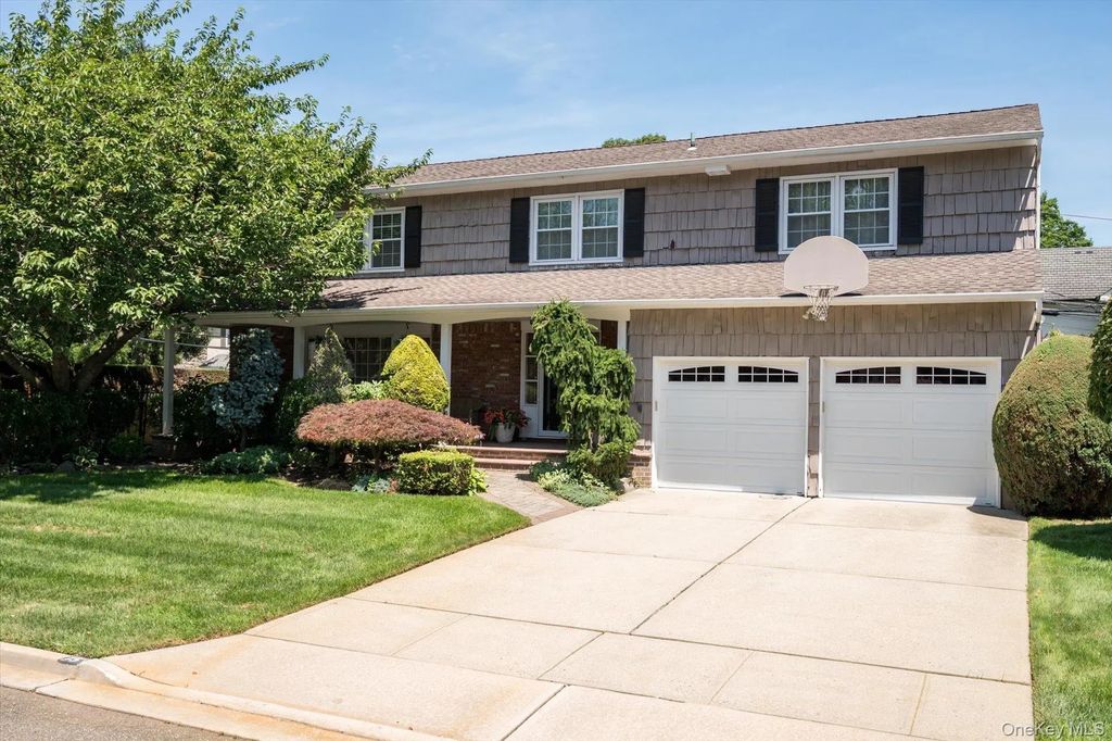 15 Huber Court, Rockville Centre